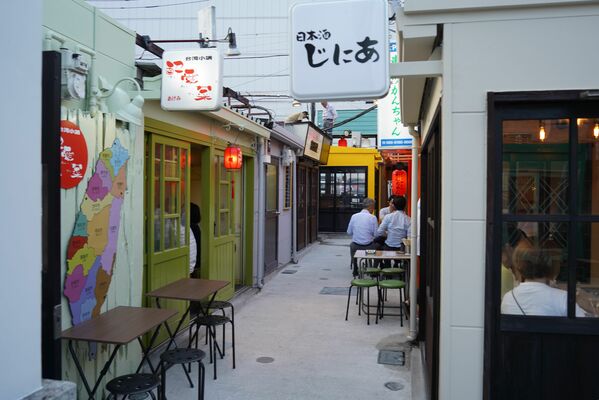 リニューアルオープンした宇都宮屋台横丁＝５日午後、宇都宮市