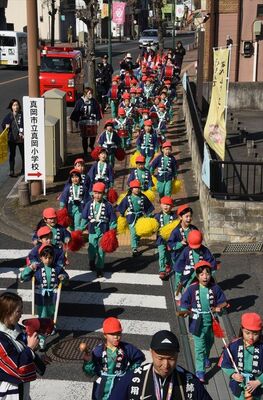 「火の用心」と声を上げながらパレードする園児