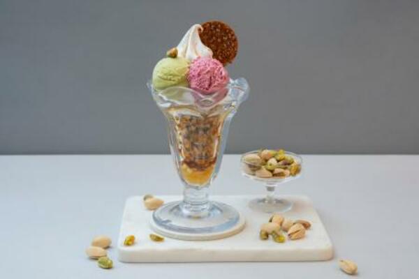 　札幌のパフェ佐藤が監修し、サンマルクカフェで提供される「ピスタチオとカシスの塩キャラメルパフェ」（提供写真）