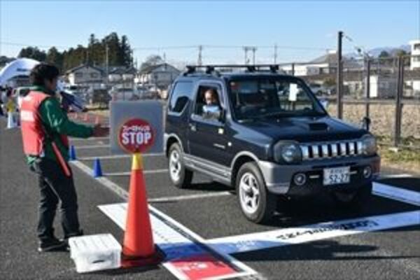 特設コース上の課題に挑戦する参加者
