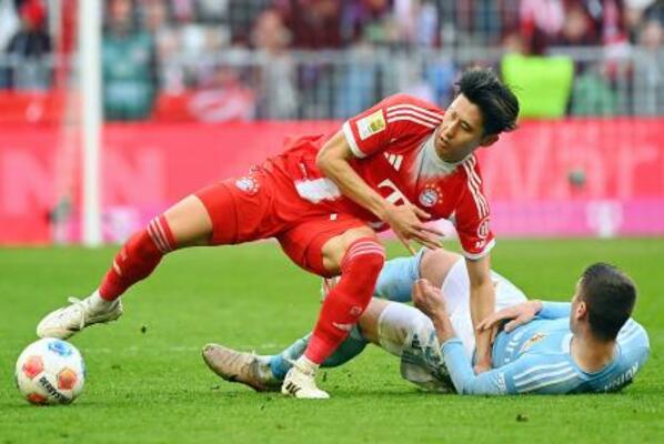 　ウニオン・ベルリン戦で競り合うバイエルン・ミュンヘンの伊藤＝ミュンヘン（共同）