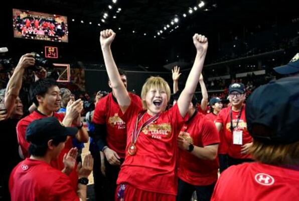 トヨタ自動車を破って初優勝を決め、笑顔で喜ぶデンソー・高田=京王アリーナTOKYO