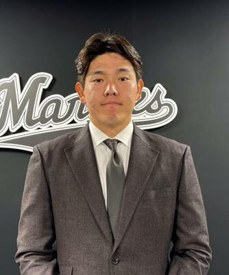 契約更改交渉後、写真撮影に応じるロッテの安田=12日、ZOZOマリンスタジアム