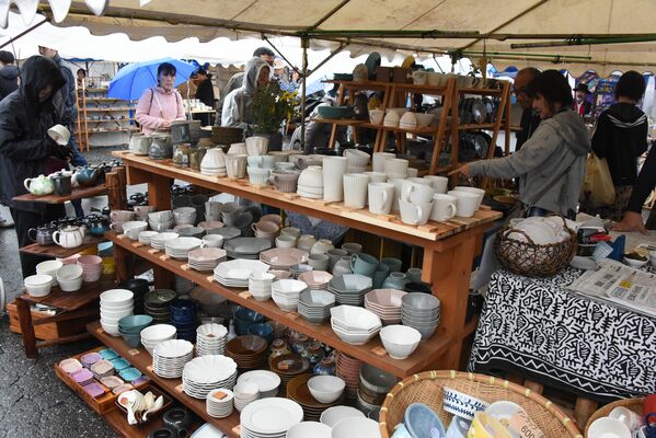 商品を見定める来場者