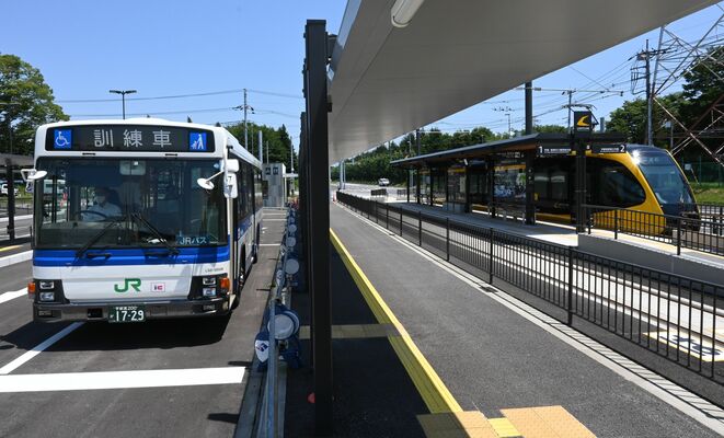 トランジットセンターの一つ「清原地区市民センター前」停留場は目の前がバス乗降場となっており、円滑に乗り継げる＝26日正午、宇都宮市清原工業団地