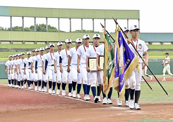 ダイヤモンドを一周する優勝した佐野日大ナイン＝４日、清原球場