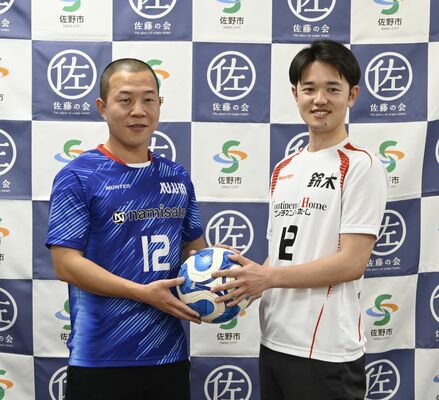 会見で互いに必勝を誓った佐藤法明さん(左)と鈴木大吾さん