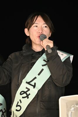 街頭演説する安野党首＝27日夕、ＪＲ宇都宮駅西口