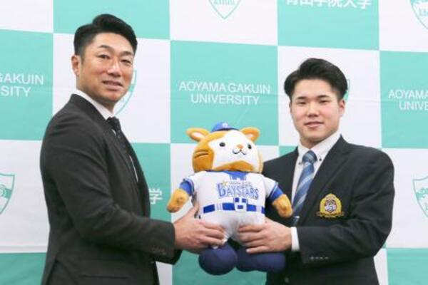 DeNAの相川亮二新監督(左)からドラフト1位指名のあいさつを受けた青学大の小田康一郎内野手=27日、相模原市