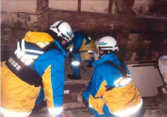 倒壊した家屋を調べる援助隊員ら＝３日午後、石川県珠洲市（県警提供）