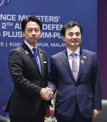 小泉防衛相(左)と韓国の安圭伯国防相=昨年11月、クアラルンプール