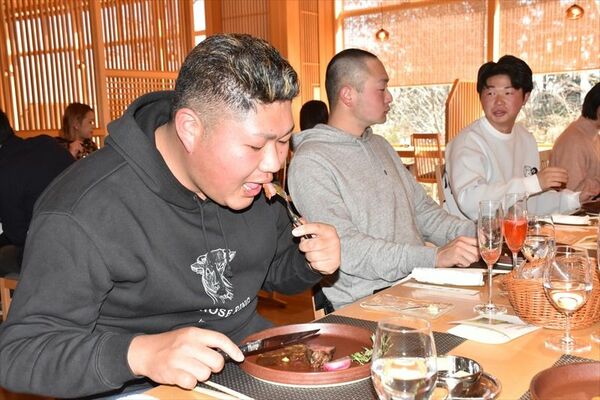 和牛を味わう卒業生たち