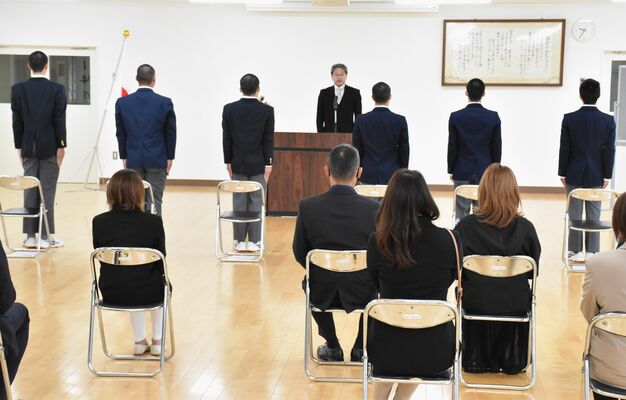 背筋を伸ばし、入学式に臨む新入生たち＝９日午前、さくら市喜連川
