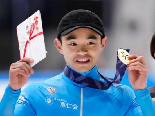 　男子５００メートルで優勝した菊池耕太＝東京辰巳アイスアリーナ