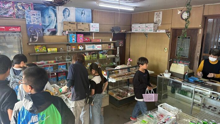 多くの客でにぎわった最終日の店内で接客する靖枝さん（右端）