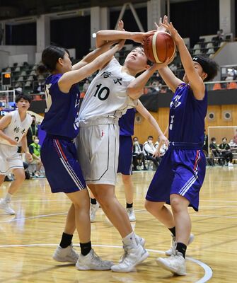 バスケットボール成年女子１回戦。第４クオーター１分、本県の小林(10)が相手の厳しいディフェンスにシュートを阻まれる＝宇都宮市体育館