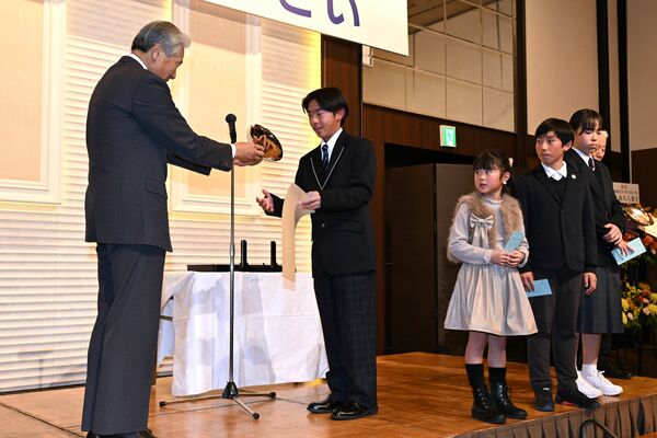 福田知事(左)から銀盃を受け取る小筆