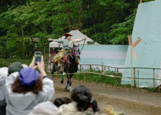 　京都市の下鴨神社で行われた「流鏑馬神事」＝３日午後