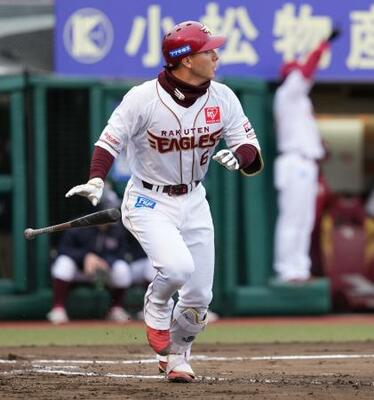 　７回楽天１死、村林が左越えに本塁打を放つ＝楽天モバイルパーク