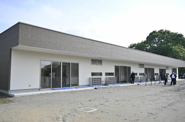 市貝小校庭に新築された市塙学童センター