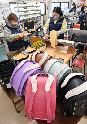 工場内で手作業で作られるランドセル＝26日午前11時20分、上三川町天神町
