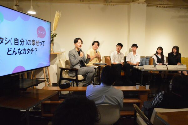 大島さん（左から２人目）らと考えを紹介し合う高校生たち＝１日午後、宇都宮市大通り１丁目