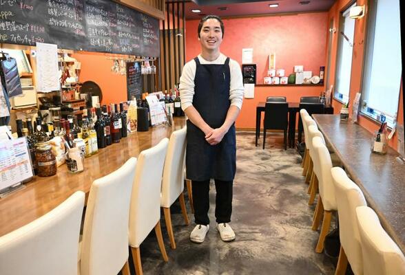 １９席の店内とオーナーシェフの佐野さん