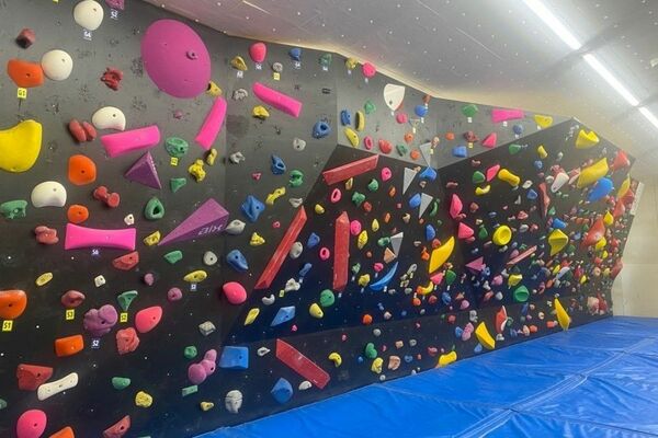 県スポーツクライミング協会が初の無料体験会を開催する壬生町総合運動場体育館ボルダリングルーム