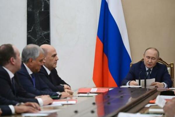 　２２日、モスクワ・クレムリンで開かれた安全保障会議で発言するロシアのプーチン大統領（右端）（ＡＰ＝共同）