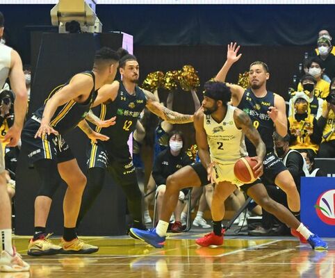 前節の島根戦。第１クオーター、島根のビュフォードの突破を止めようとする遠藤（右端）らブレックスの選手＝ブレックスアリーナ宇都宮
