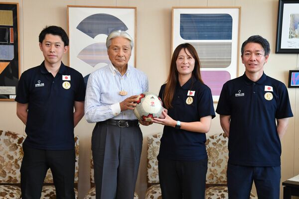 フットゴルフＷ杯の出場を福田知事（左から２人目）に報告した（平野さん（左）、阿久津さん（左から３人目）、戸谷さん＝県庁