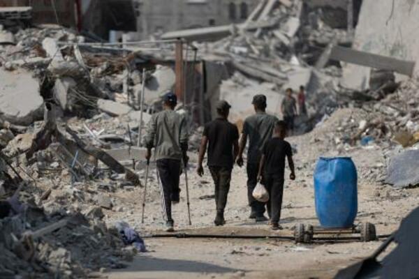 パレスチナ自治区ガザで、厳しい状況の中で生きる人々=6日(ゲッティ=共同)