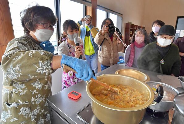 実演で作られた出来たてのしもつかれ＝４日午前時、宇都宮市インターパーク６丁目