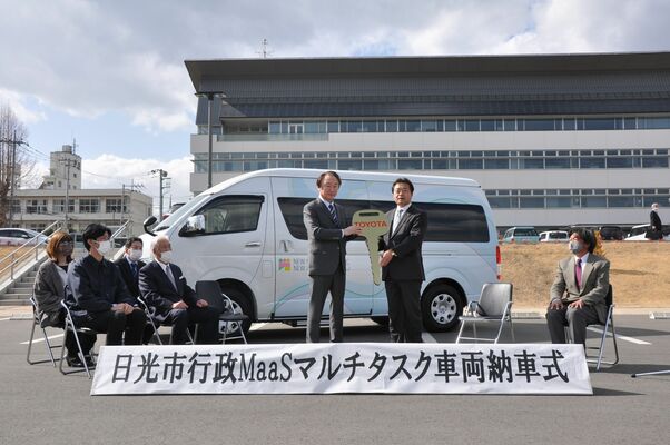 レプリカキーを受け取る粉川市長（右から２人目）
