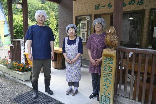 店先に立つ山口さん（左）とスタッフら
