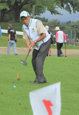 90歳で国体のグラウンド・ゴルフに出場する市村さん＝９日午前、那須塩原市黒磯