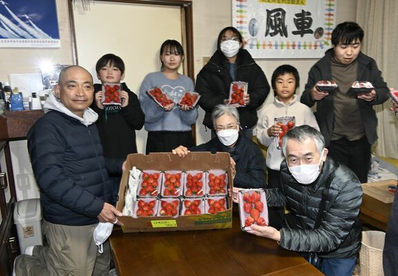 イチゴを手にする矢板支部の会員と子どもたち
