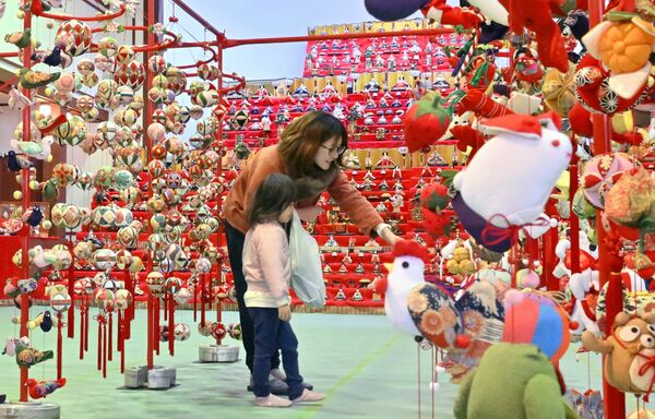 カラフルなひな飾りが並んだ久保講堂＝４日午前10時30分、真岡市田町