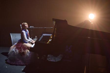 　ツアー最終日で演奏するハラミちゃん