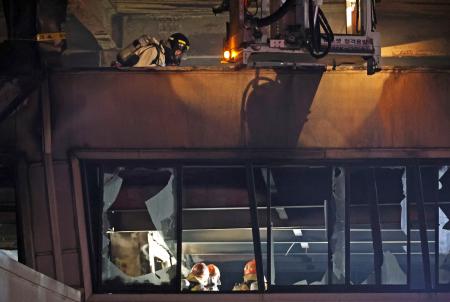 　２１日、韓国・大田の工場火災の現場で捜索活動を行う警察や消防の様子（聯合＝共同）