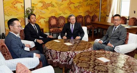 会談に臨む(左から)国民民主党の古川国対委員長、榛葉幹事長、日本維新の会の中司幹事長、遠藤国対委員長=23日午前、国会