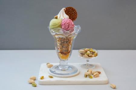 　札幌のパフェ佐藤が監修し、サンマルクカフェで提供される「ピスタチオとカシスの塩キャラメルパフェ」（提供写真）