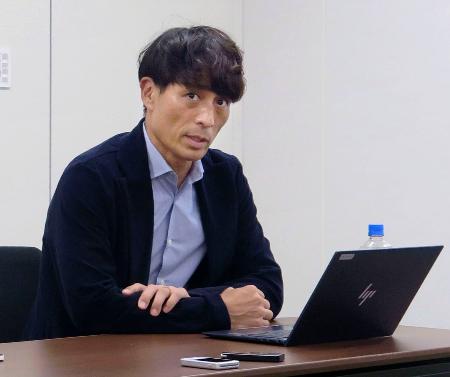 　臨時理事会後に記者会見する日本サッカー協会の宮本恒靖会長＝２８日、東京都内