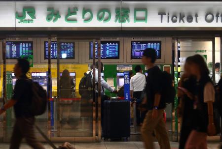 　オンライン購入が広がる中、駅で手続きを行う利用者の姿＝資料（ｐｈｏｔｏＡＣ提供）