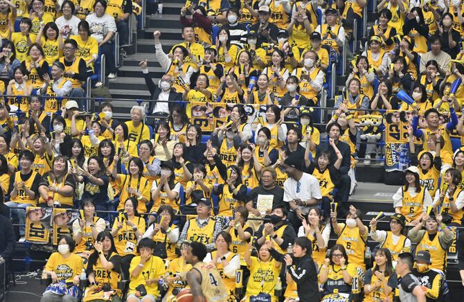 熱戦を繰り広げる選手に声援を送る大勢のブレックスファン=27日午後7時45分、横浜市港北区、広瀬華撮影