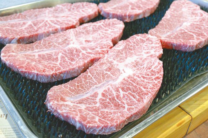 オーナーこだわりの「特選ミスジ厚切り」。わさび塩で味わって