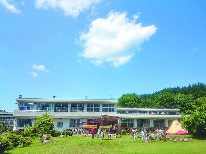 里山の自然に包まれた旧穂積小を利用した工房