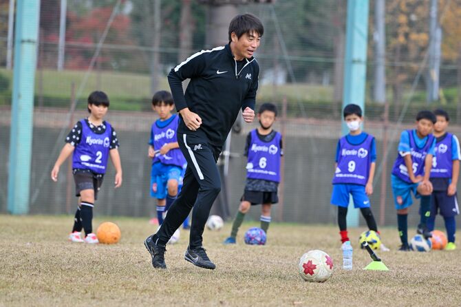 小学生に指導を行う中西さん