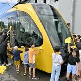 「１年間お疲れさま」LRTをピカピカに　宇都宮で100人が洗車体験　倍率12倍超の人気ぶり