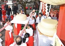 700キロの大鏡餅奉納　高根沢